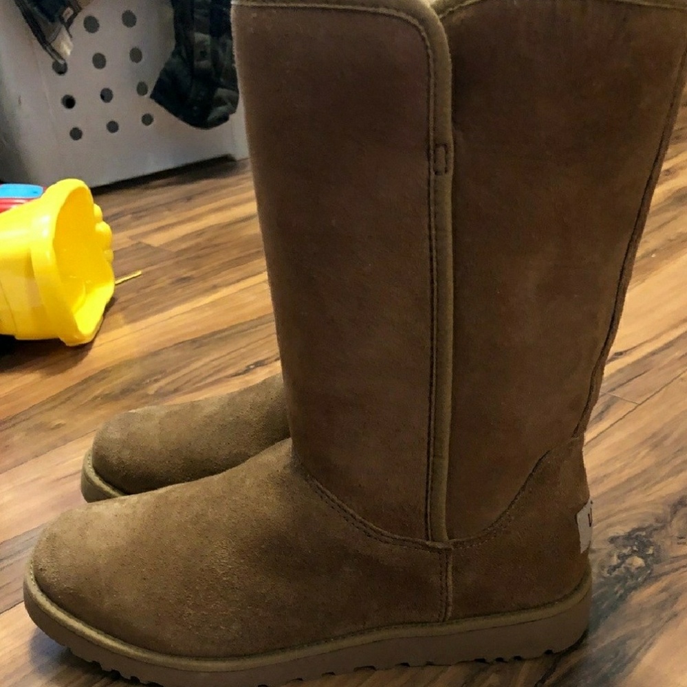 Light Brown Ugg Boot Size 6.5 NEVER WORN!